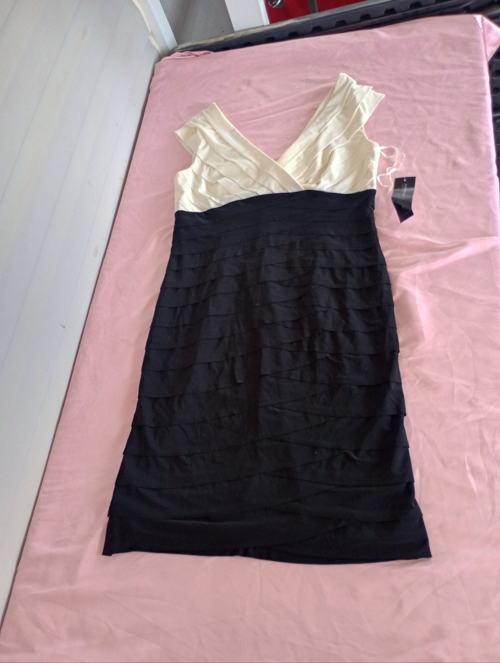 Jones New York cocktail dress sz. 10 Ivory/black color